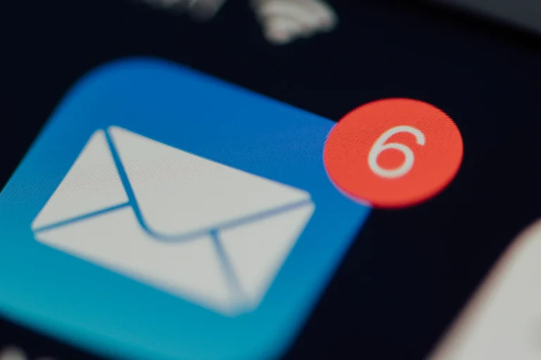 Adresse e-mail professionnelle : pourquoi et comment la créer Adresse e-mail professionnelle : application de messagerie sur smartphone
