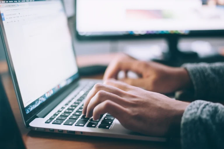 Choisir un nom de domaine : 10 règles simples pour ne pas se tromper Choisir un nom de domaine : recherche sur ordinateur portable