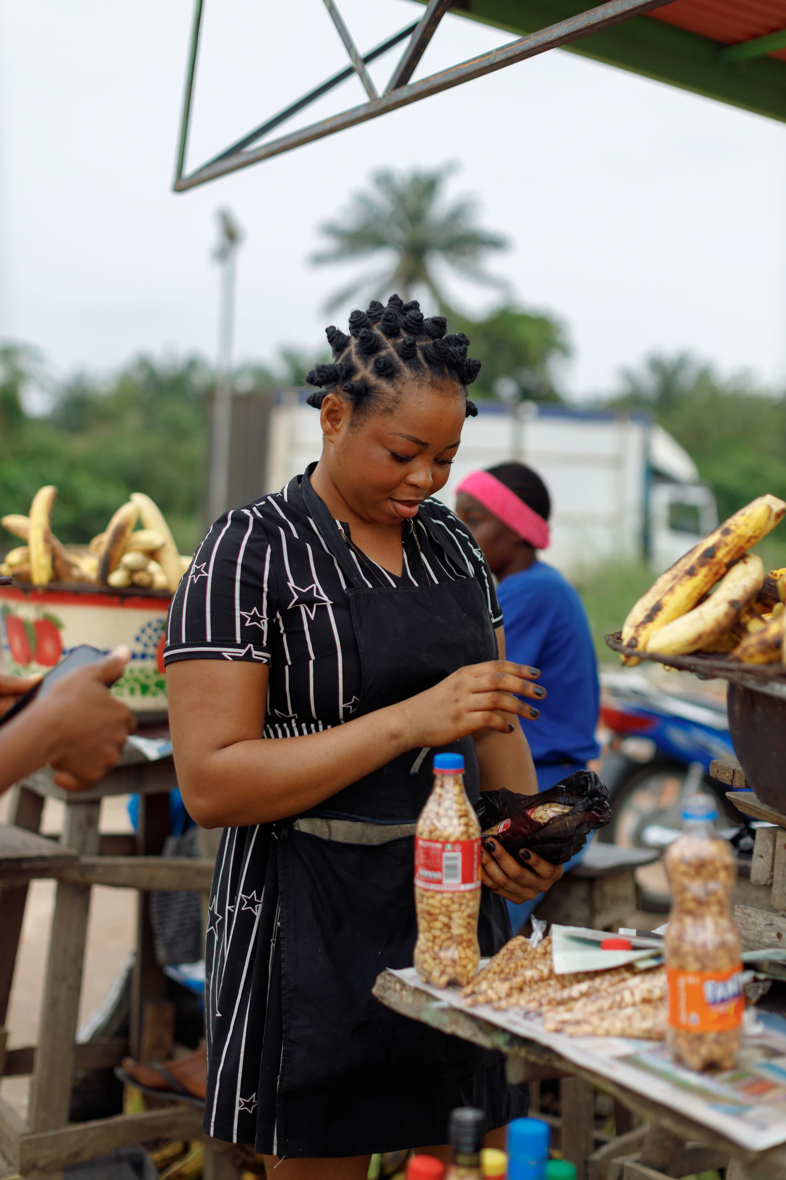 Paiement Mobile Money : une commerçante avec son téléphone