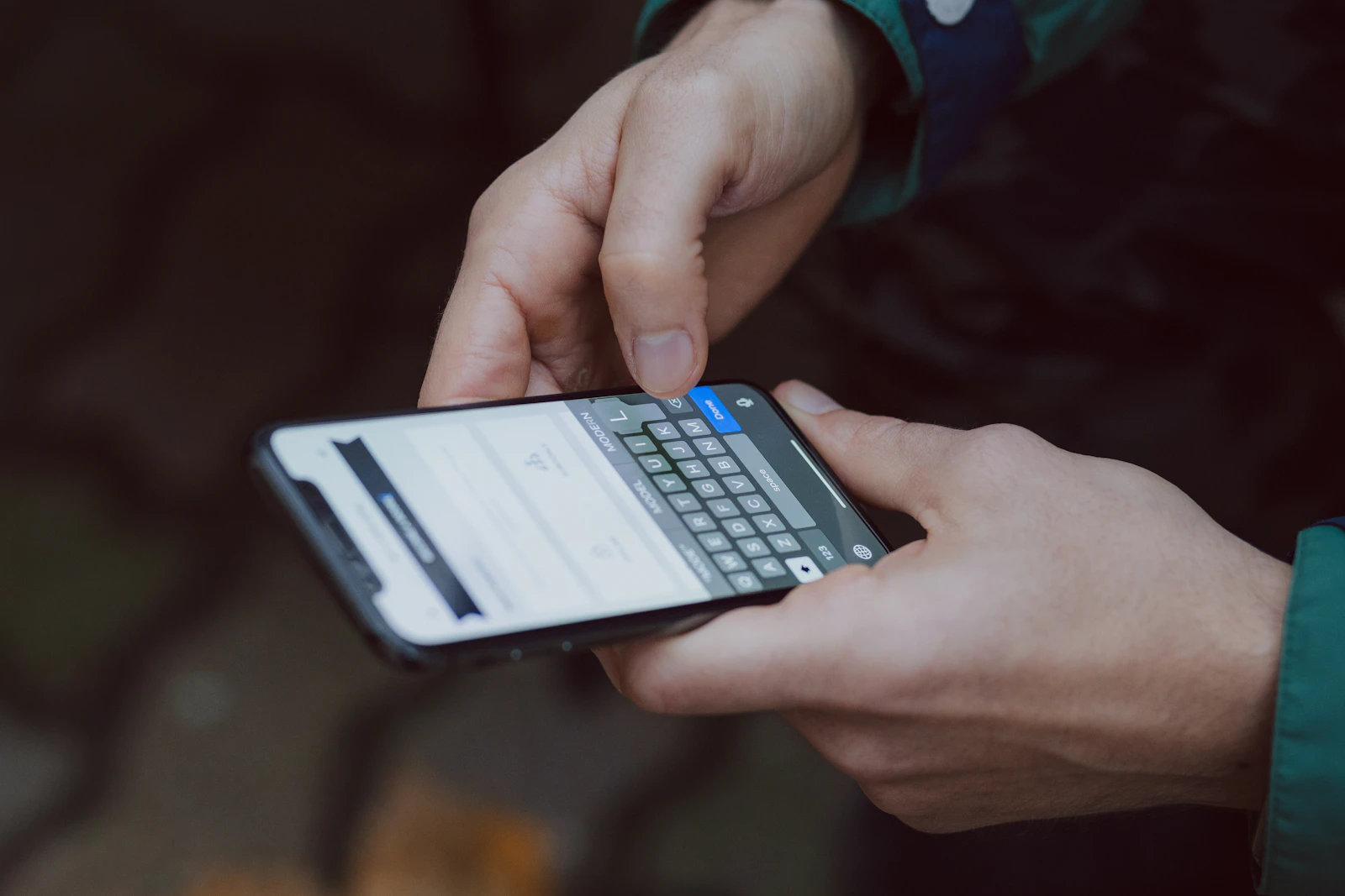 Adresse e-mail professionnelle consultée sur smartphone