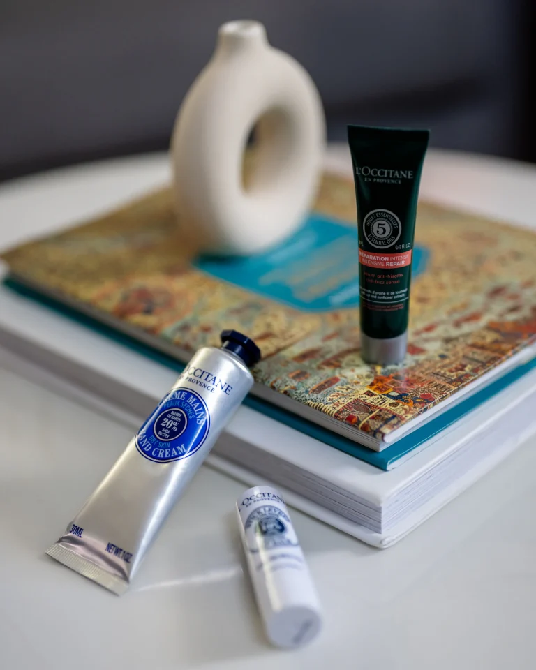 Fiche produit : comment la rédiger pour vendre davantage en ligne Fiche produit : photo de produits cosmétiques mis en scène