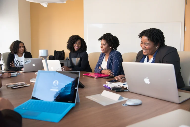 Google Workspace ou e-mail cPanel : que choisir pour votre entreprise ? Google Workspace : équipe au travail en réunion avec ordinateurs portables